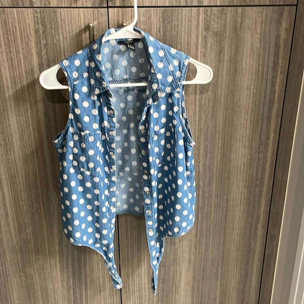 Forever 21 Tie front polka dot sleeveless top. Great used condition .